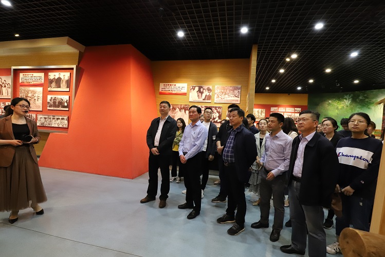 张爱萍在方巷史料陈列馆5.jpg