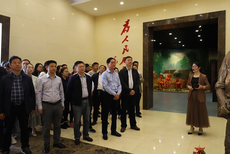 张爱萍在方巷史料陈列馆2.jpg